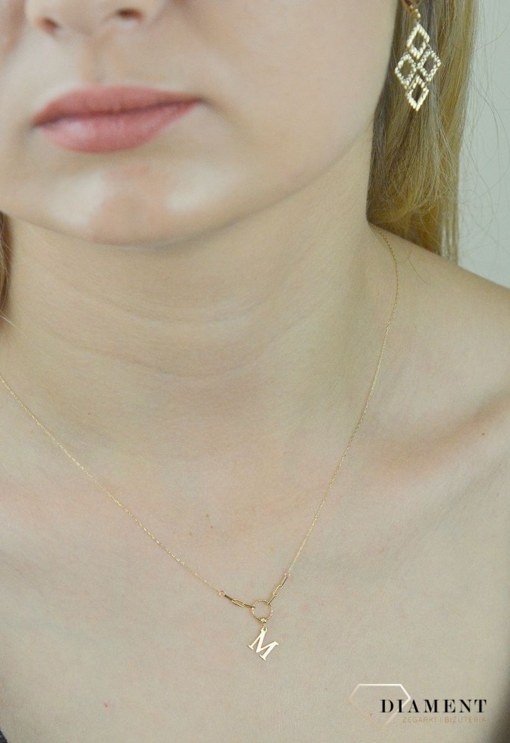 Złoty naszyjnik celebrytka z literka M. NA 3187M. Złoty naszyjnik celebrytka. Naszyjnik złoty z literką M. Naszyjnik celebrytka na prezent. Naszyjnik idealny na prezent. Złoty naszyjnik modna celebrytka. Na.png